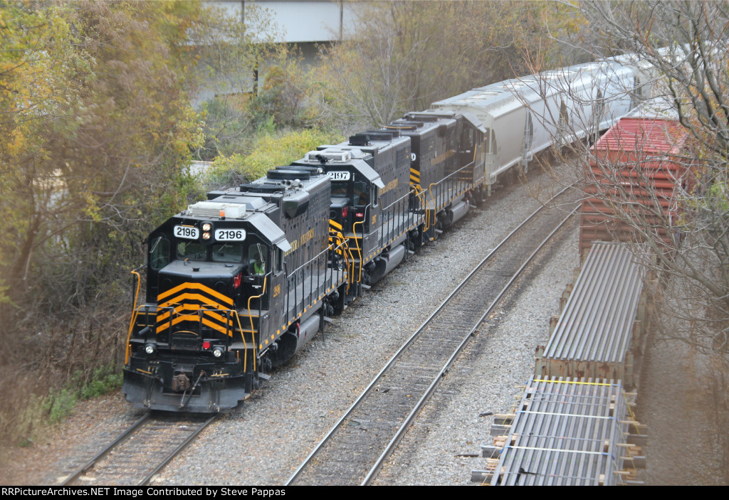 WW 2196 and 2197 bring a train into CSX Hagerstown yard